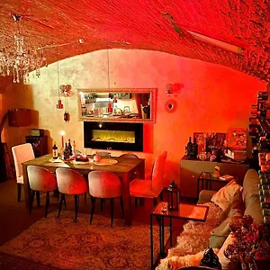 Red Impression - In The Center Apartment